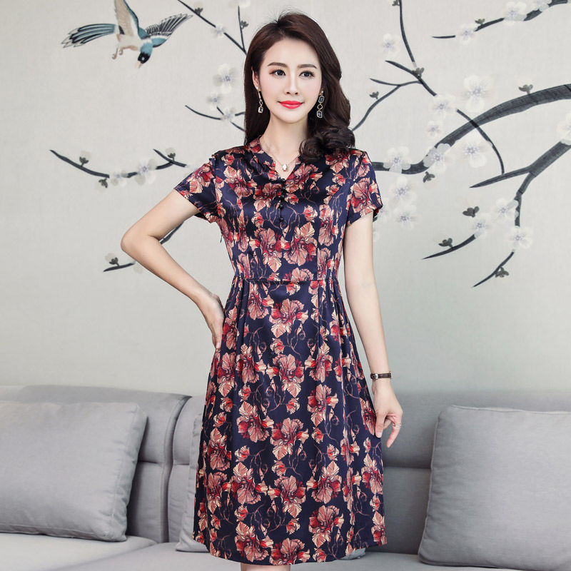 老婆讨厌穿裤装，三伏天只穿优雅裙出门，搭配高跟鞋，女人味十足