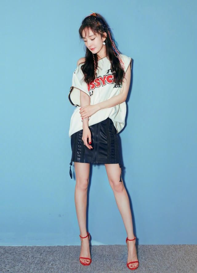 杨幂和杨颖都用彩线扎头，差别简直太大了，网友：发量真的不重要