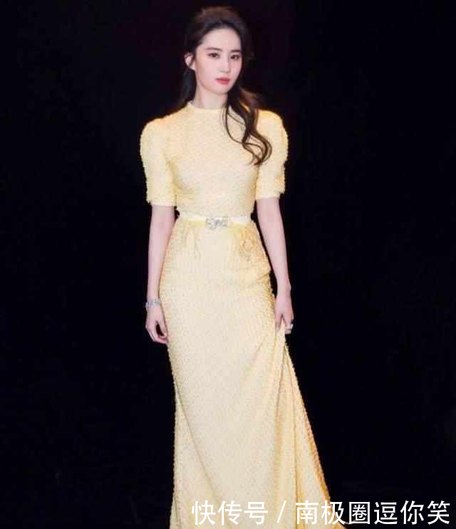 刘亦菲礼服真性感，上半身仅“三角布”遮重点，网友：身材绝了