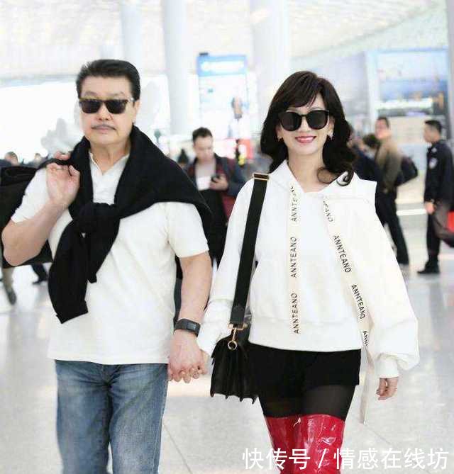 64岁赵雅芝真敢穿，黑丝袜配过膝长靴，难怪看起来这么像少女