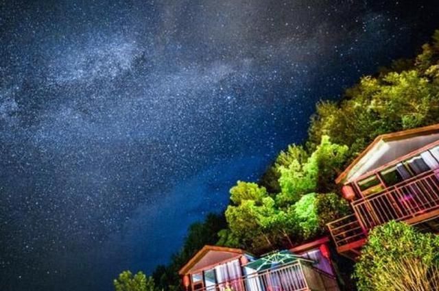 建在悬崖边的酒店，躺着就能看星空，身下却是百丈深渊