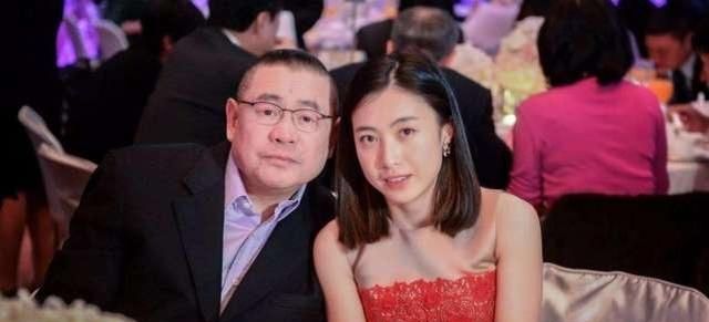 『丰田』这才是有钱人的做派，身价百亿，座驾居然是一辆丰田，太低调了