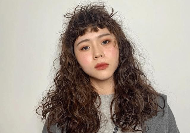  瞬间：春天里不如换个发色，选对颜色，肤色也能瞬间透亮！