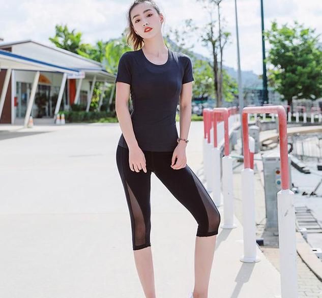 曼妙身姿的美女搭配上黑色打底裤，秀出迷人翘臀，十分吸睛！