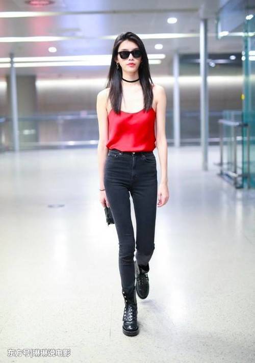 超模奚梦瑶现身机场,清凉着装,身材驾驭吊带背心,时尚满分