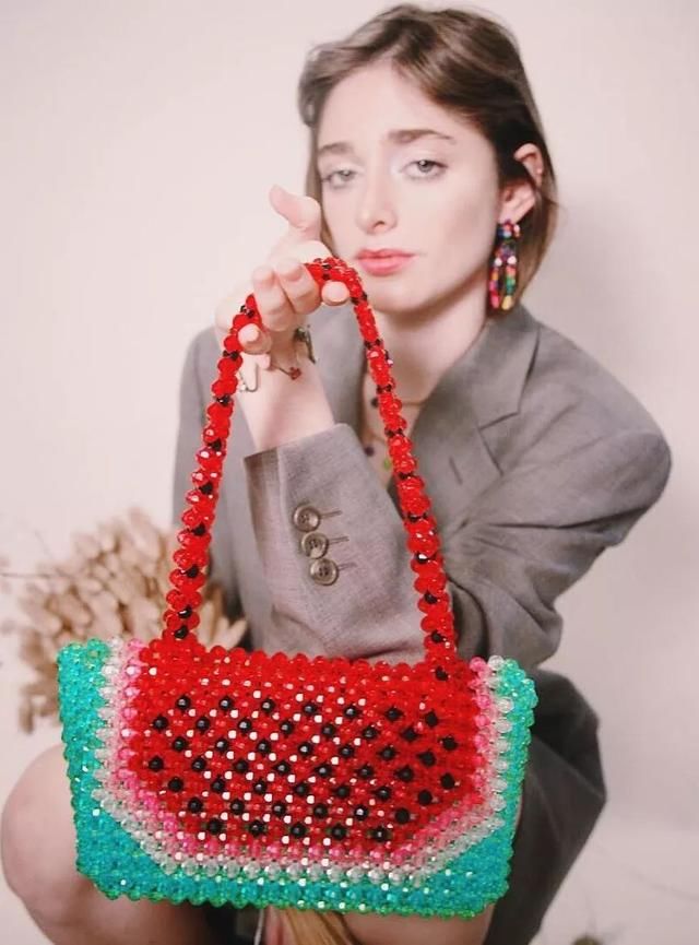 101女孩的少女感,原来靠这些“塑料”单品就能get?