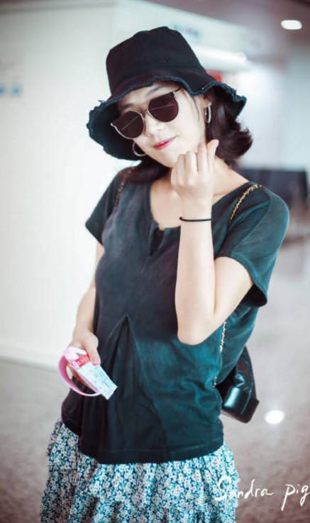 马思纯分手后首现身，梨花烫发型女人味十足，低头玩手机撞脸郑爽