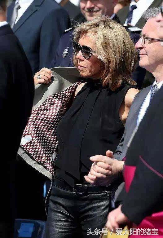 法第一夫人出门霸气脸，不苟言笑头发蓬松，越发有夫人范!