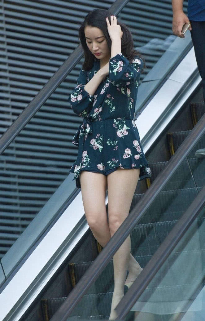 成熟小姐姐穿了新裙子一直用手捂住，怀里是不是有什么大宝贝