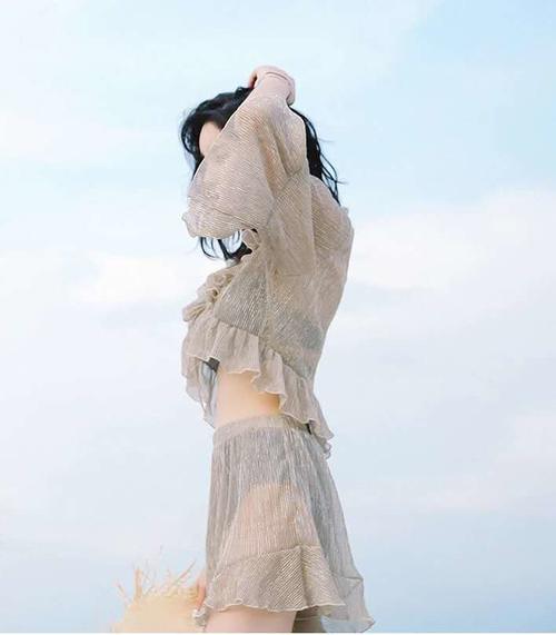 充满女人味的比基尼泳衣，勾勒出曼妙曲线，更加性感迷人