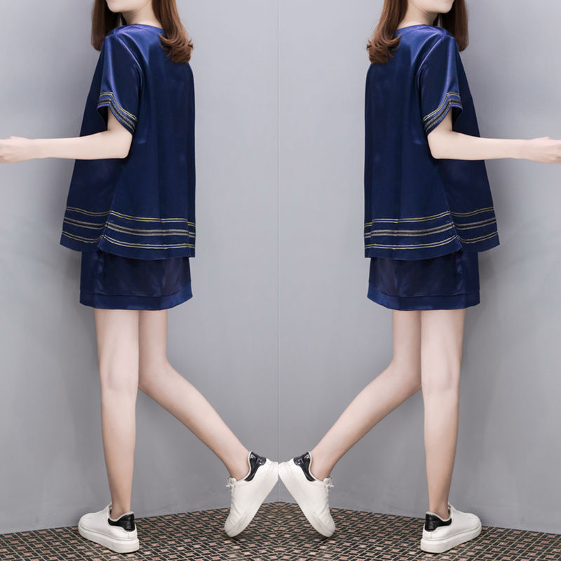 轻熟小姐姐穿超短裙,配上黑色丝袜超性感