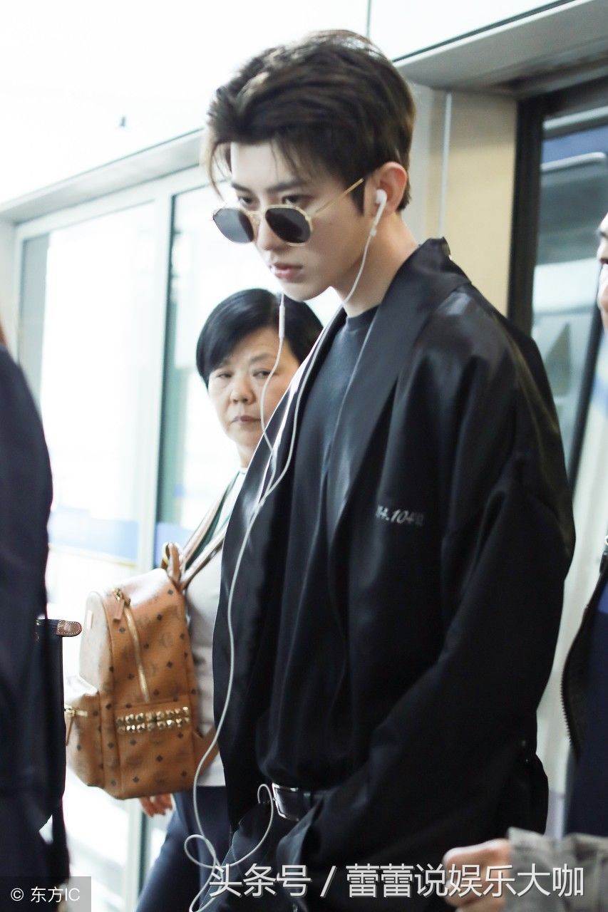 蔡徐坤参加某个综艺节目,网友说他的演艺之路