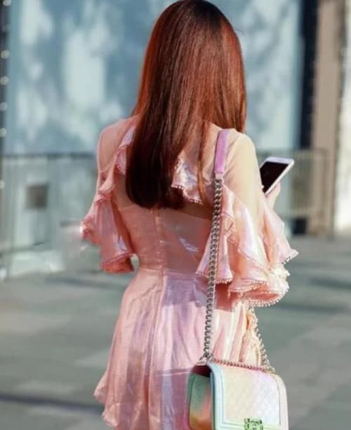  #美女#街拍：温柔可人的美女，一件黑色外套配黑色打底裤，青春靓丽迷人