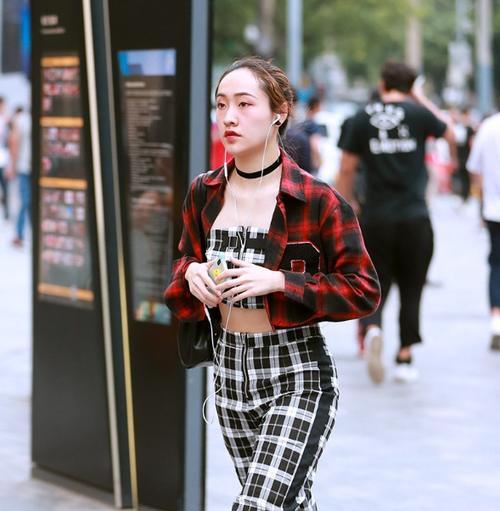 街拍：小姐姐匀称有致的身材有型又非常漂亮，看着很有风情！