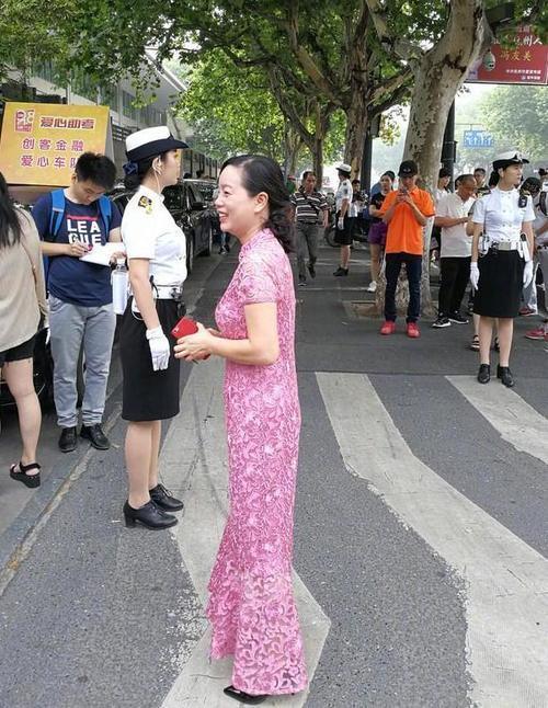  旗袍装：那些穿旗袍的妈妈们，美得优雅又高级，是街头靓丽的一道风景线！