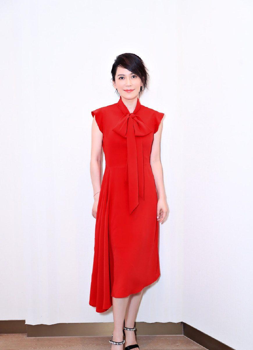 俞飞鸿换了件衣服，下半身都变大象腿啦，网友众口一词：脱了吧