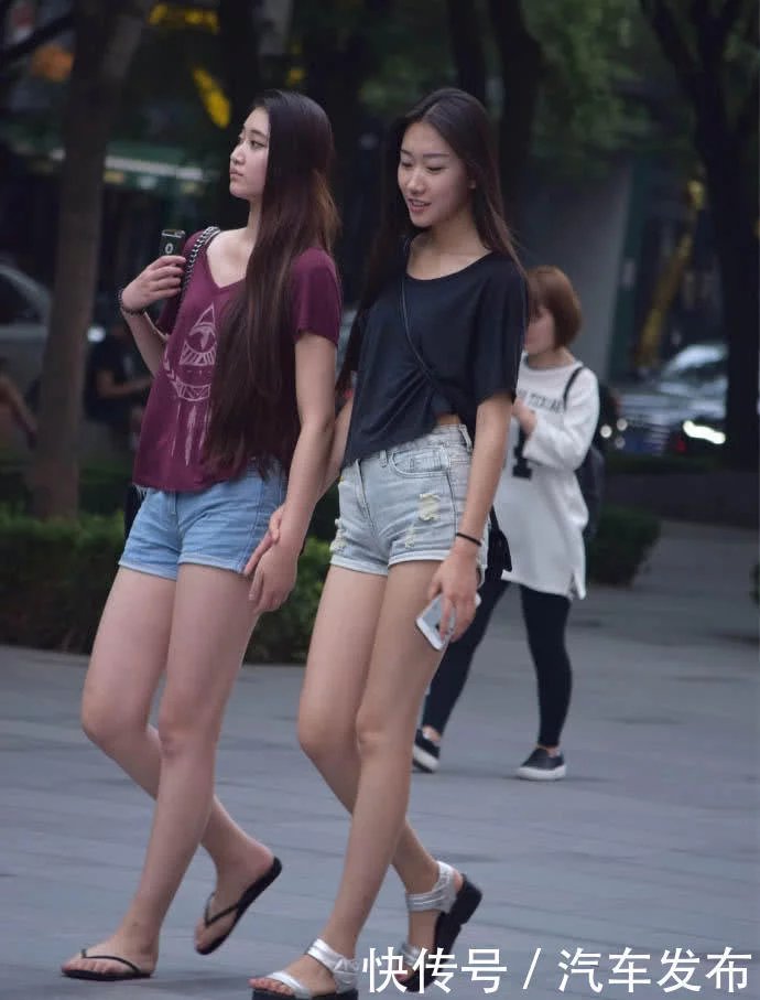 偶遇两位高挑的性感小姐姐，皮肤白身材好，两位姿色不凡小姐姐一