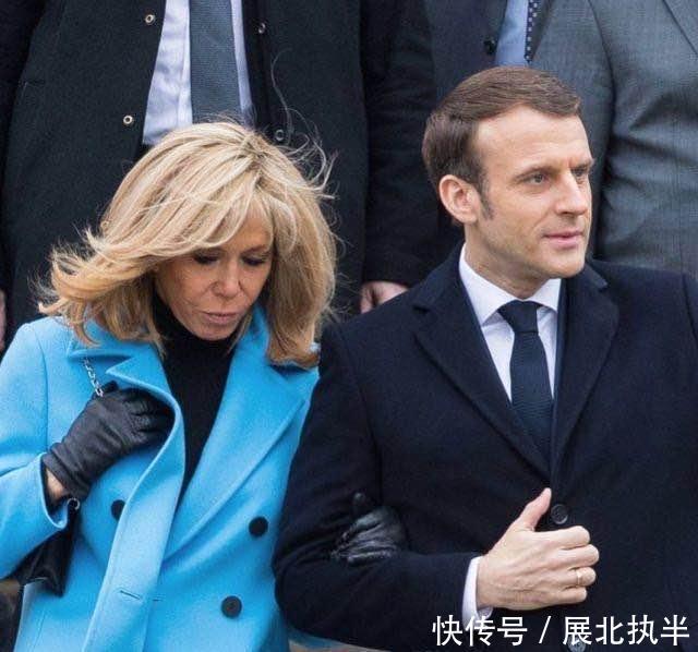 「马克」法国夫人布丽吉特气质真好!穿蓝色大衣亮肤色,走路都挽着马克龙