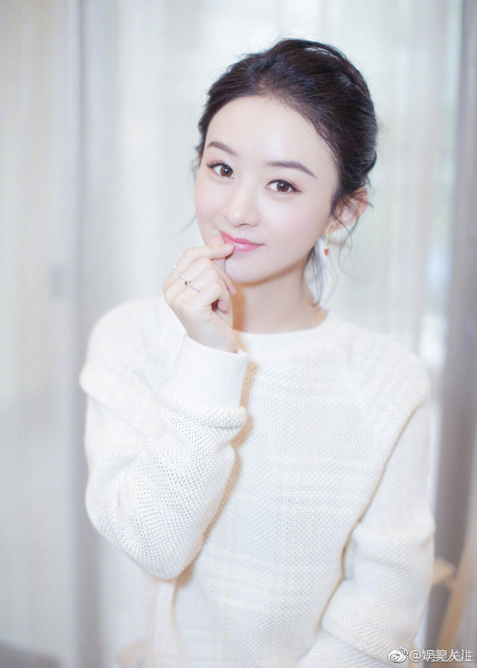 当赵丽颖穿上白色连衣裙，才知道什么叫美若天仙 纯洁无瑕