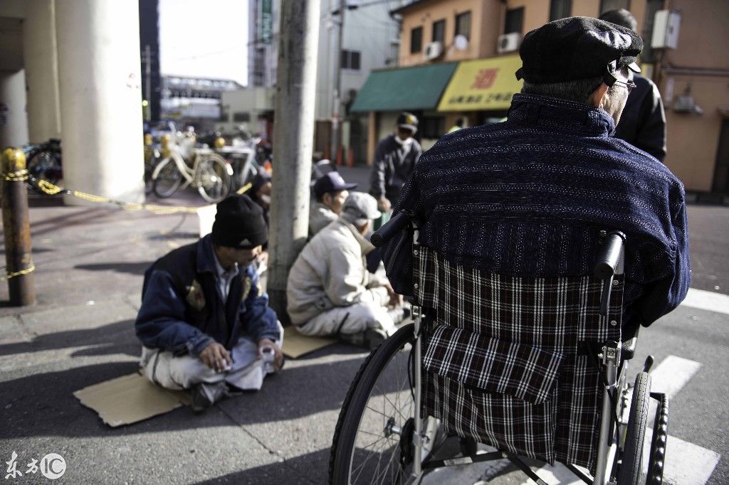 日本大阪车站附近,无家可归者聚集,这还是中产