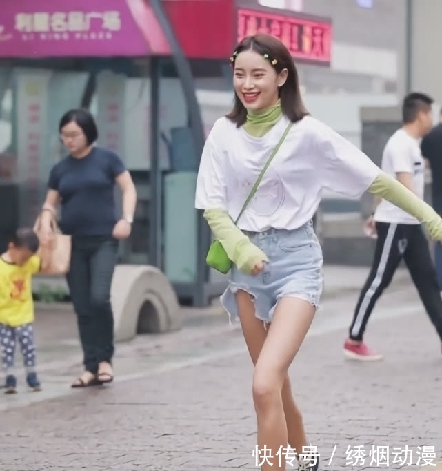  飞奔■见到男友飞奔的小姐姐，无意间带火了一款“抹布裤”，贼有个性！
