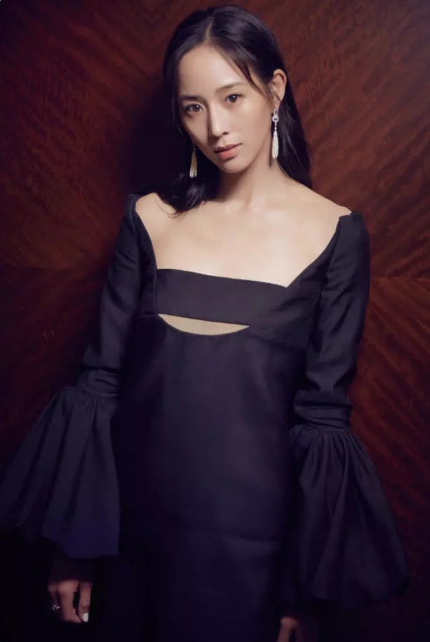 张钧宁，衣服是穿反了吗?网友:不，或许是自带马赛克