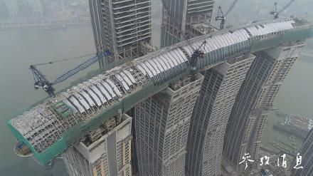 摩天大楼“横着建” 这座中国魔幻建筑把老外惊到了！