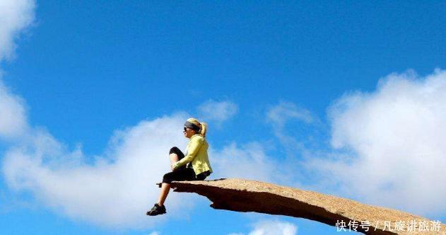 美国这块悬崖上的岩石，薄如纸片，为什么还有游客抢着站？