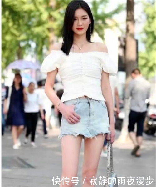 「凸显」街拍:白色一字肩上衣配牛仔短裙,凸显大长腿,美女时尚又靓丽