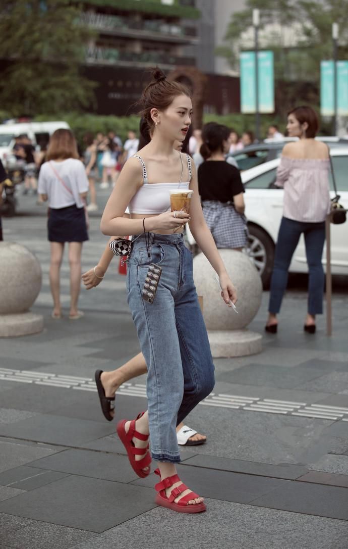 时尚的小姐姐，白色抹胸上衣搭配紧身牛仔裤，好身材尽显!