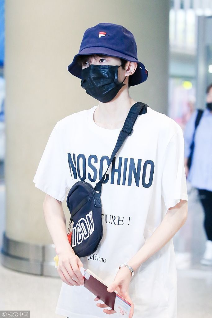 王源白T配渔夫帽显清爽呆萌气质  麻杆腿细过女孩气哭肥宅