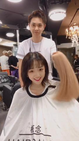 漂亮的短发小姑娘去理发店换新发型,接发后颜值堪比网红