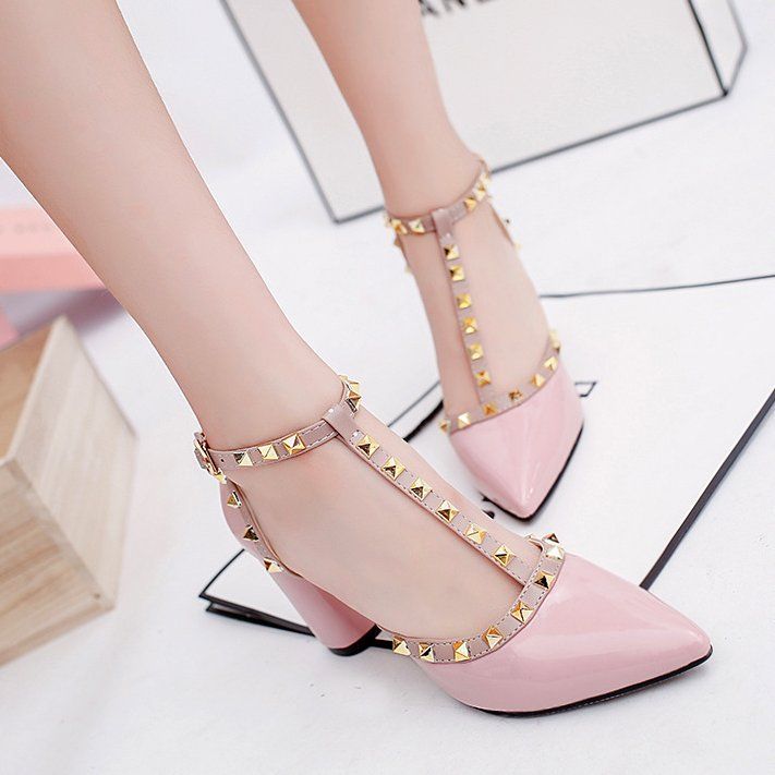 传统女鞋别再穿了,如今流行“尖头包头”鞋,显高显腿长,贼美