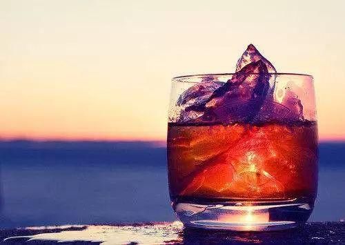 孕妇怀孕期间 ,喝酒吃烧烤 ,喝饮料吃方便面,网友说:不配当妈