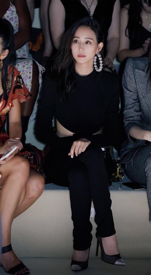 张钧甯不再低调了，纽约时装周上一身挖腰连体装，潮的飞起！