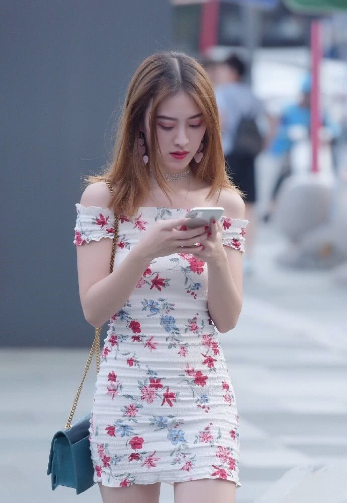 款式|街拍:碎花紧身褶皱连衣短裙, 这么穿真美!