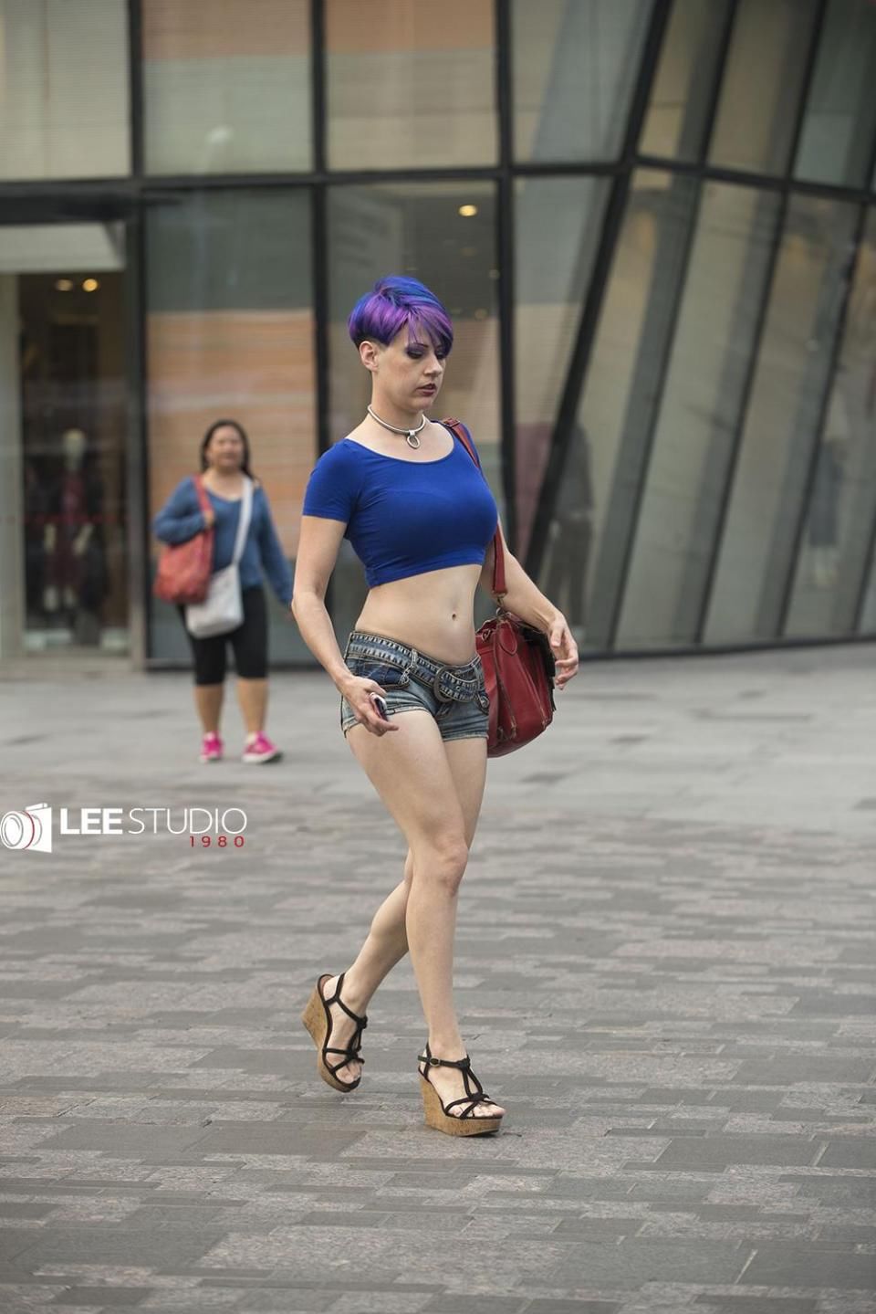 蓝加紫大胆的染色，再穿搭个热裤