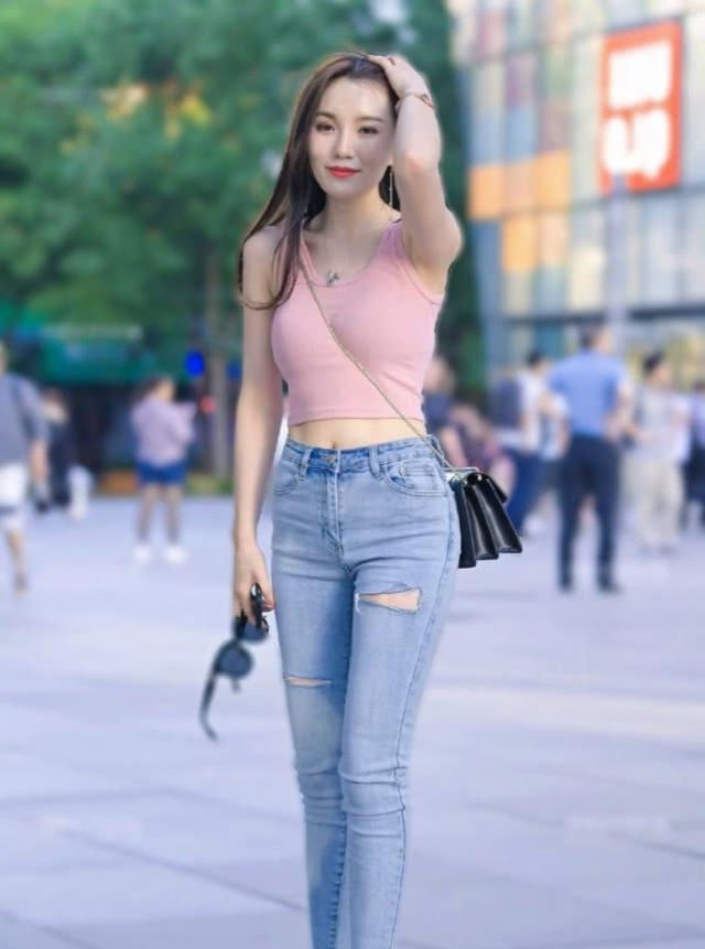 高跟鞋|路人街拍,身材高挑的小姐姐穿一件灰色吊带长裙,穿出了明星范儿