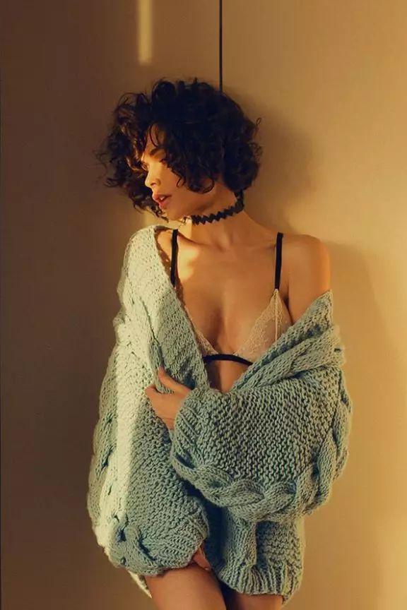 她们不是没穿内衣，而是会穿内衣！