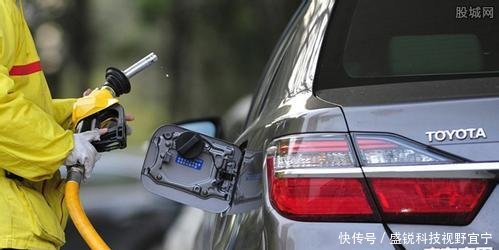 油价开始下调，但加油站空无一车员工说出真相，司机我又不傻