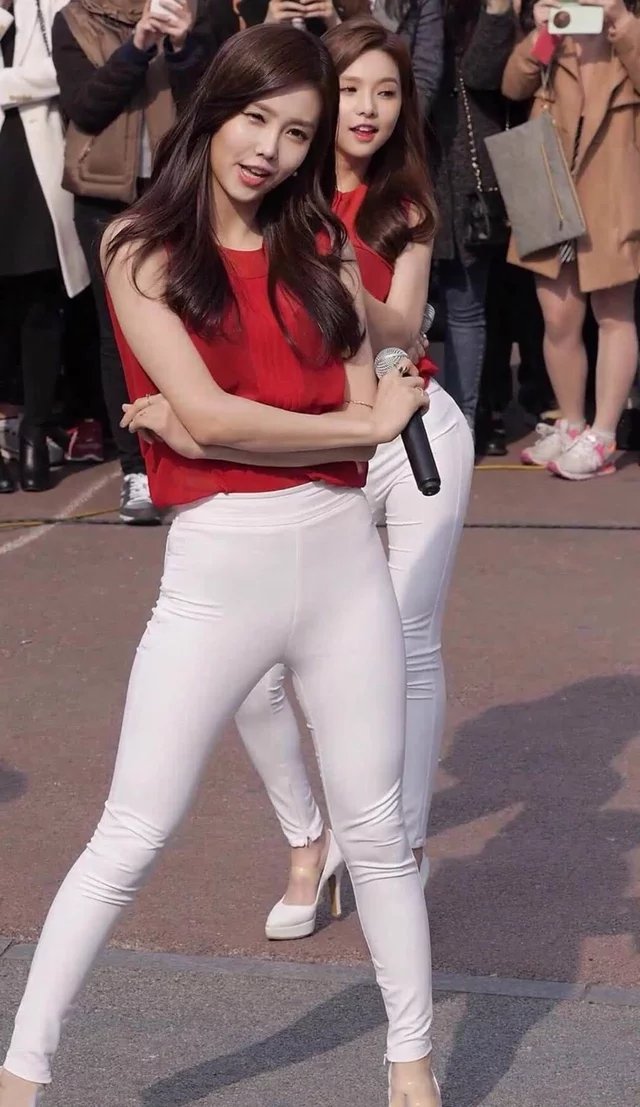 小姐姐白色清透的紧身裤跳舞，身材扭动的画面很有视觉冲击力