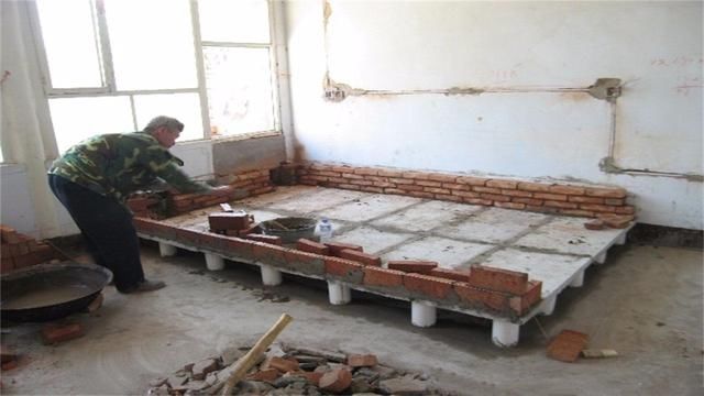 东北农村属火炕最暖和，宽敞得能睡下一家人，可半夜冻醒咋办？