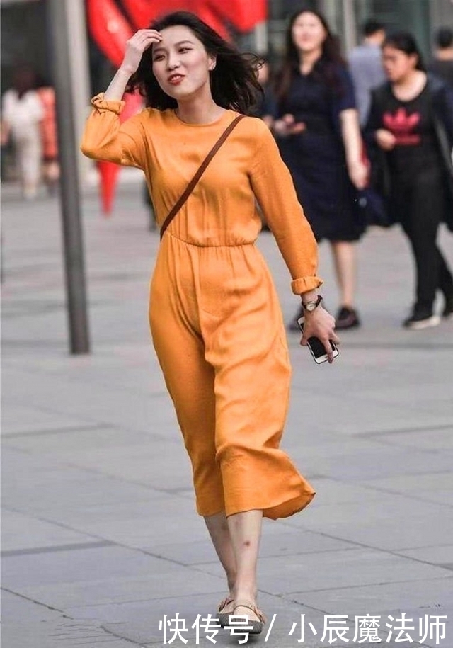 位小姐姐：路人街拍，美女穿白色的修身背心，很是吸睛呢