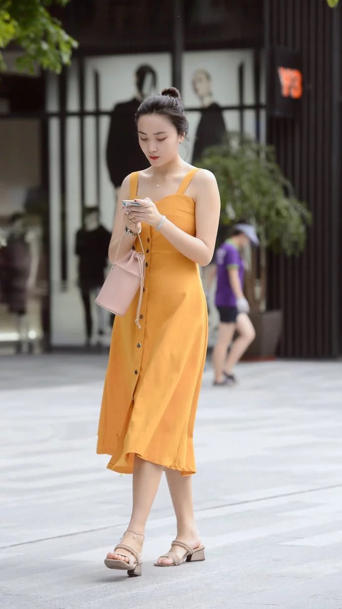 街拍：图1的美女很饱满，修长的身躯却被图5碾压了！