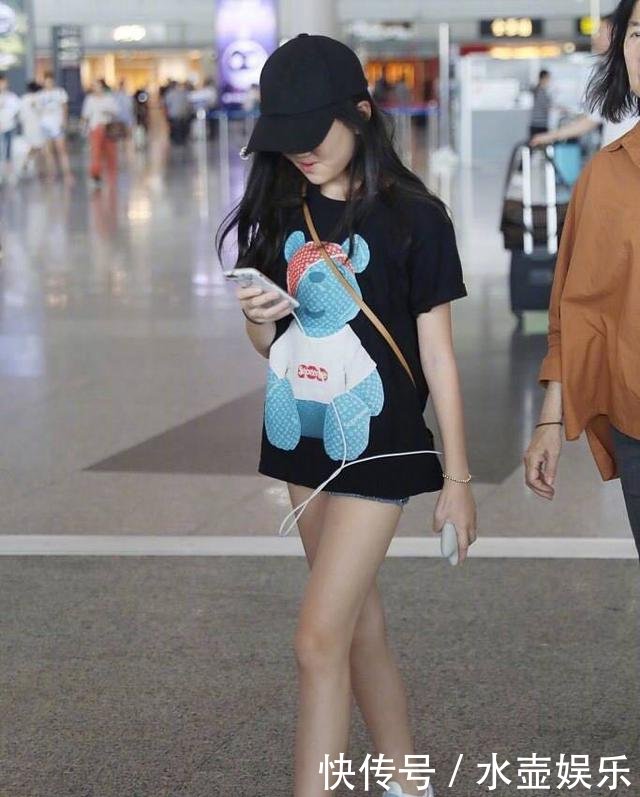 李亚鹏携女儿现身机场，李嫣大长腿亮了，难怪能去时装周走秀！