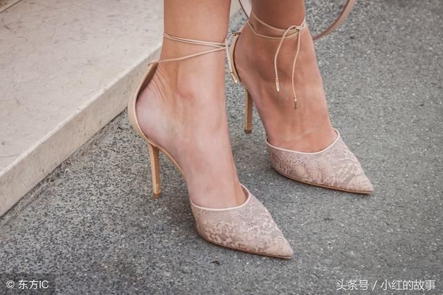 女人美不美，第一眼就看她的高跟鞋，就能体现她的品位