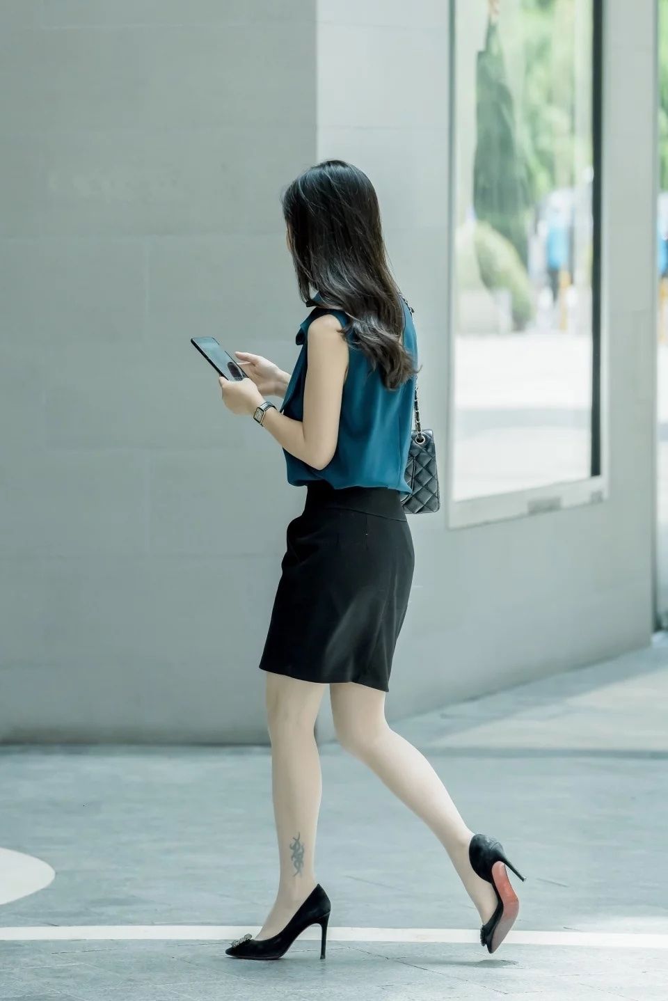 街拍:优雅气质肉丝美腿大姐姐,彰显成熟女人风采