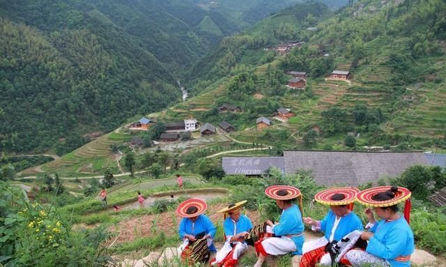 用彩铅画了一个花瑶大妈，花瑶一个几乎被遗忘古老神秘的小数民族