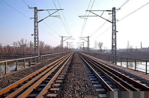  不锈钢■为什么火车的轨道不用不锈钢，而是生锈的铁？铁路工程