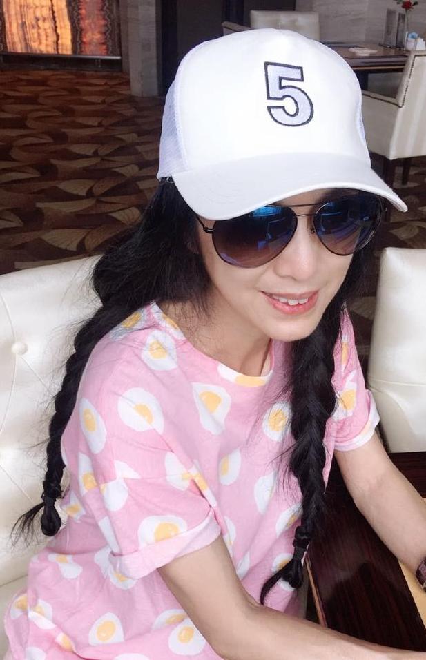 米雪真过分！只穿一件镂空针织衫现身，网友：她真的63岁了吗？